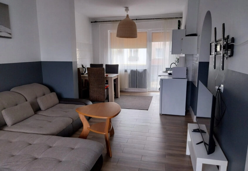 DOM Z 6 NIEZALEŻNYMI APARTAMENTAMI W ŁEBIE