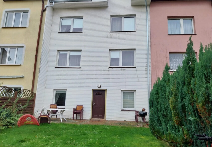 DOM Z 6 NIEZALEŻNYMI APARTAMENTAMI W ŁEBIE