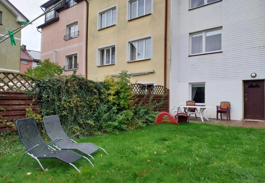 DOM Z 6 NIEZALEŻNYMI APARTAMENTAMI W ŁEBIE