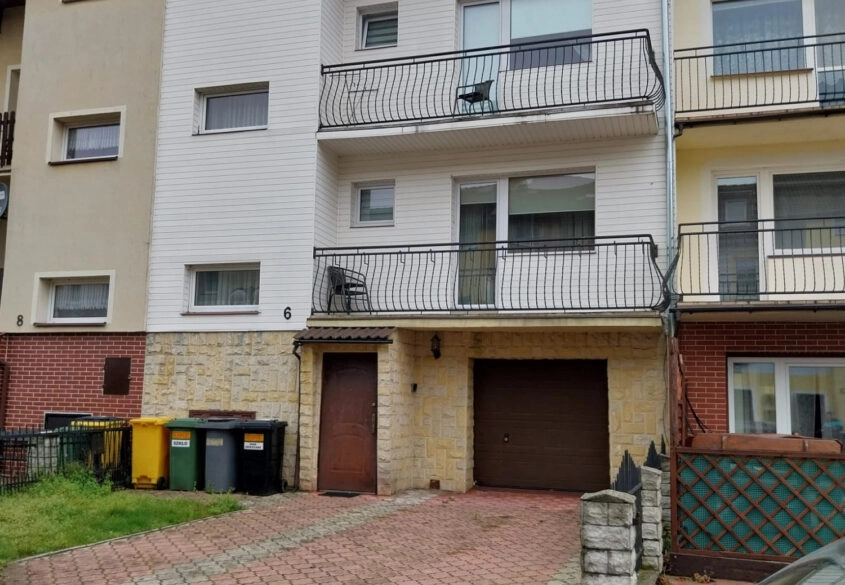 DOM Z 6 NIEZALEŻNYMI APARTAMENTAMI W ŁEBIE