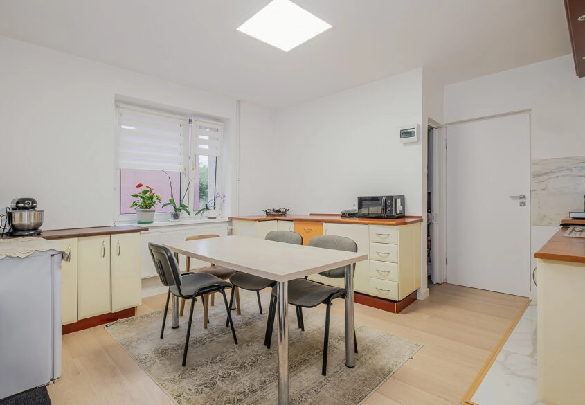 Komfortowy dom z  podziałem na 3 mieszkania – Pszc