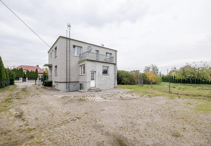 Komfortowy dom z  podziałem na 3 mieszkania – Pszc