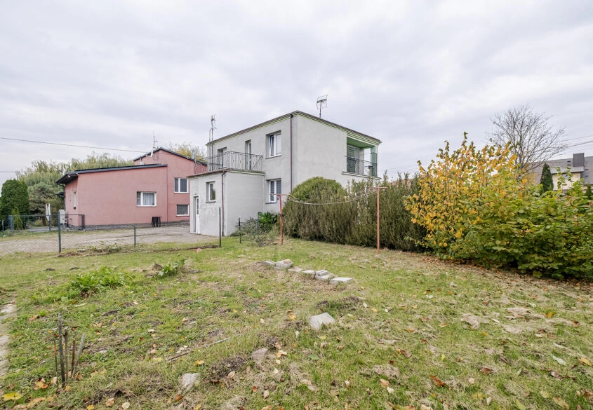 Komfortowy dom z  podziałem na 3 mieszkania – Pszc