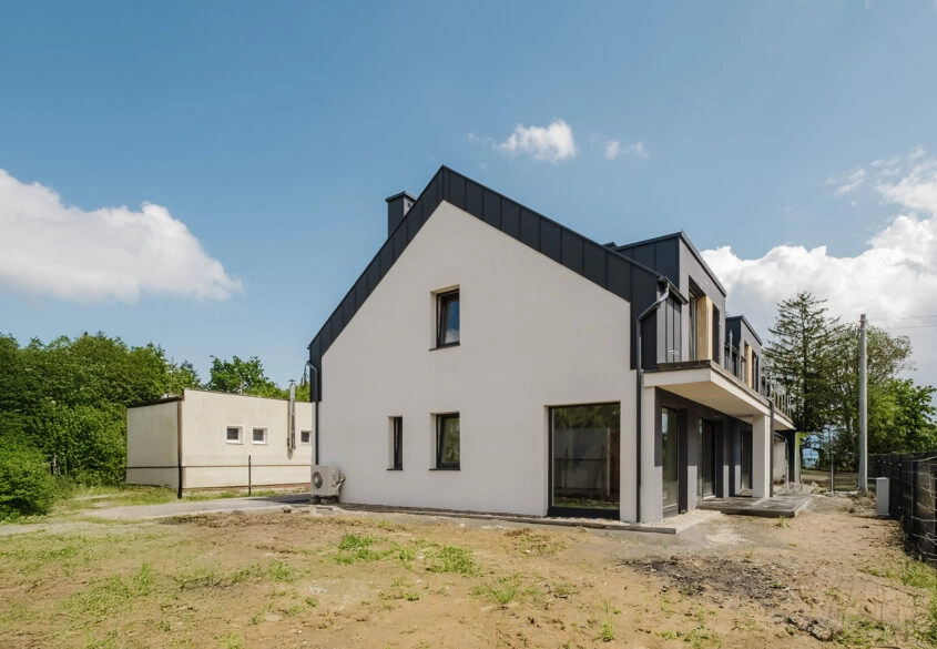 NOWOCZESNY BLIŹNIAK NAD JEZIOREM