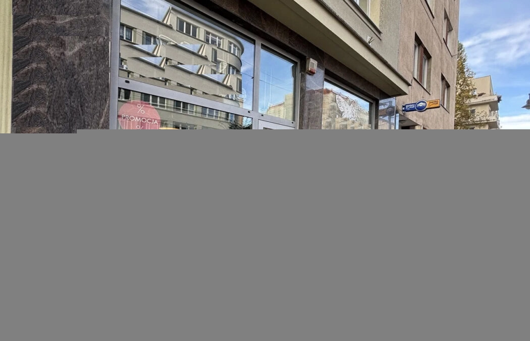 Lokal z witrynami na ul. Świętojańskiej w Gdyni