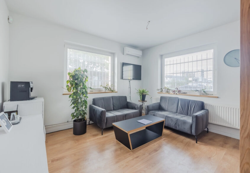 Biuro z wyposażeniem i parkingiem