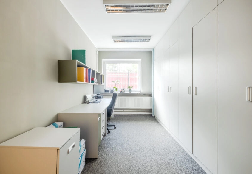 Biuro z wyposażeniem i parkingiem