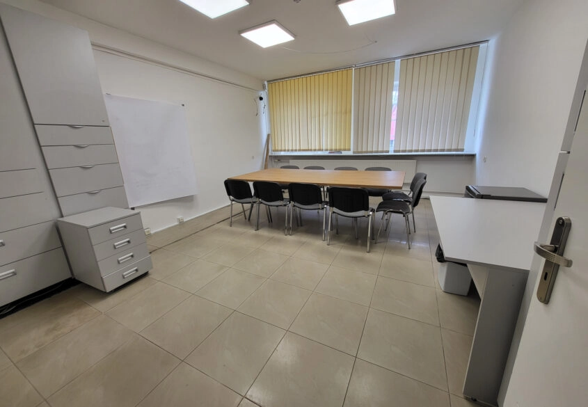 Biuro z wyposażeniem i parkingiem