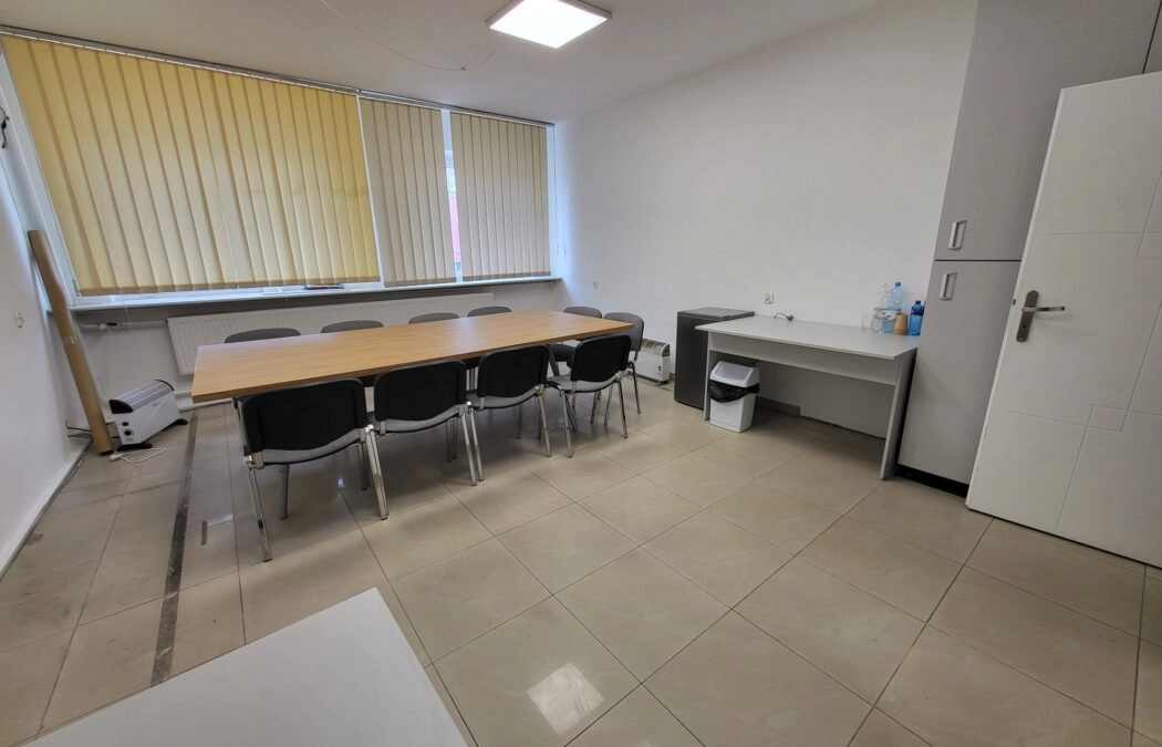 Biuro z wyposażeniem i parkingiem