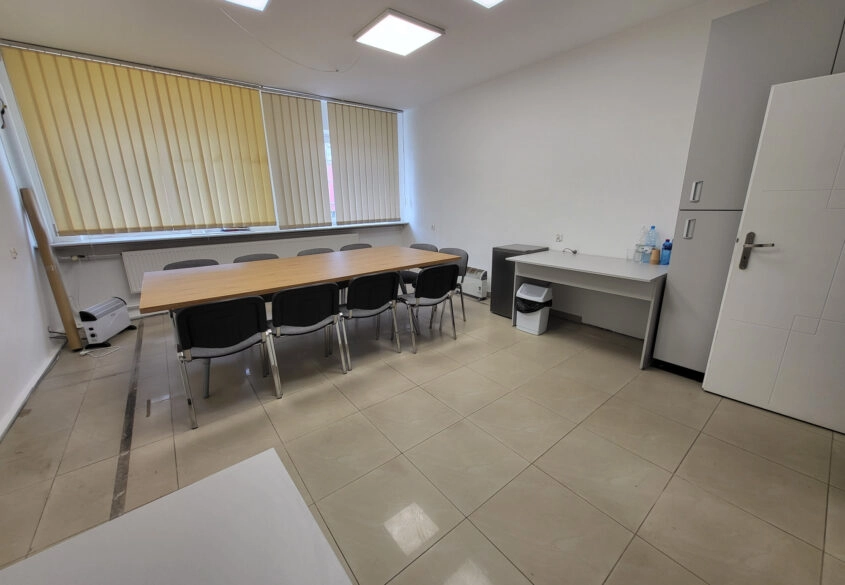 Biuro z wyposażeniem i parkingiem