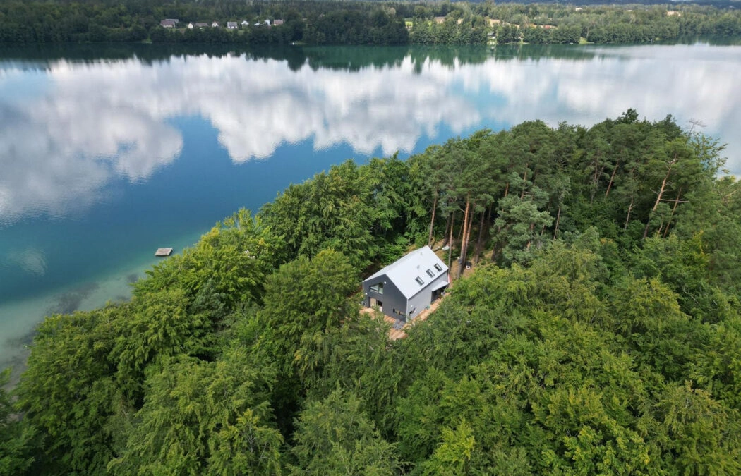 2,2 ha - ok. 300m linii brzegowej - 46 miejsc