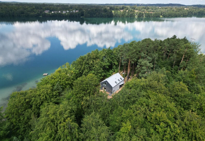 2,2 ha - ok. 300m linii brzegowej - 46 miejsc