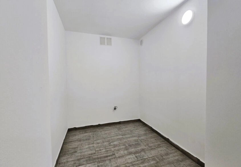 Lokal handlowo-usługowy z 7 miejscami parkingowymi