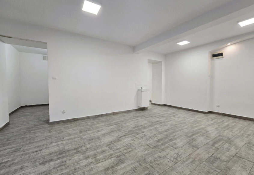 Lokal handlowo-usługowy z 7 miejscami parkingowymi