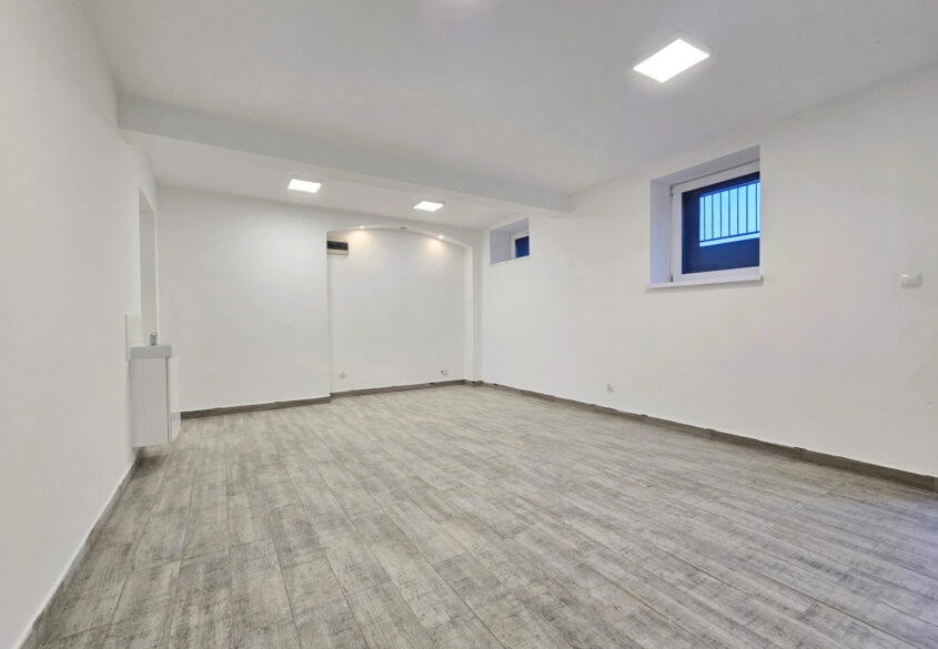 Lokal handlowo-usługowy z 7 miejscami parkingowymi