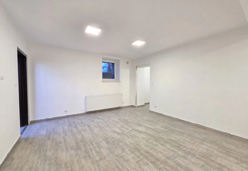 Lokal handlowo-usługowy z 7 miejscami parkingowymi