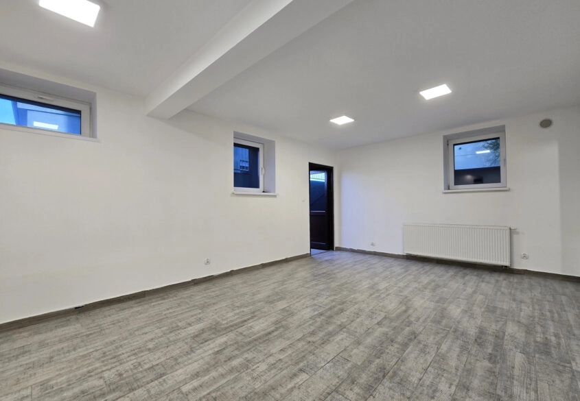 Lokal handlowo-usługowy z 7 miejscami parkingowymi