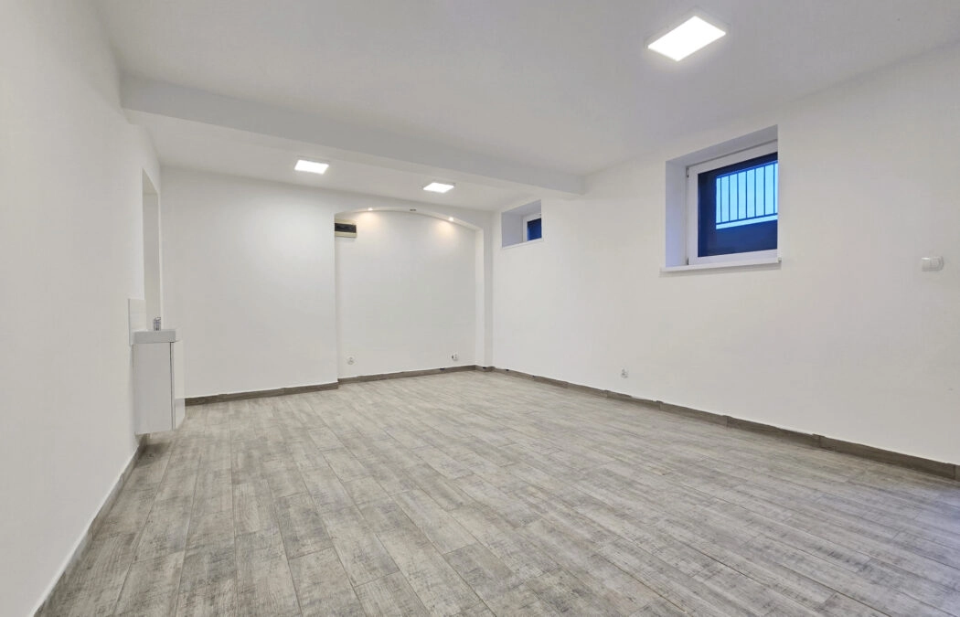 Lokal handlowo-usługowy z 7 miejscami parkingowymi