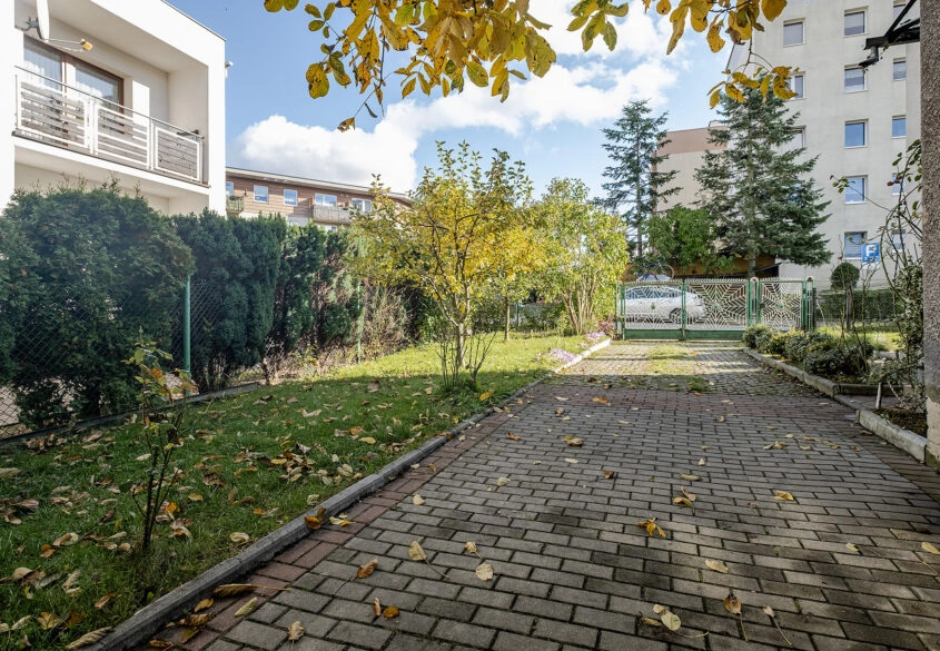 Mieszkanie z garażem i duzym ogródkiem