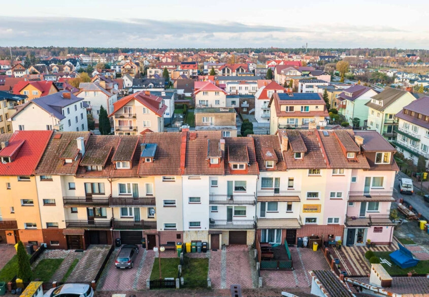 DOM Z 6 NIEZALEŻNYMI APARTAMENTAMI W ŁEBIE