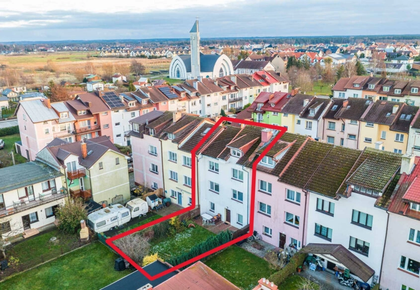 DOM Z 6 NIEZALEŻNYMI APARTAMENTAMI W ŁEBIE