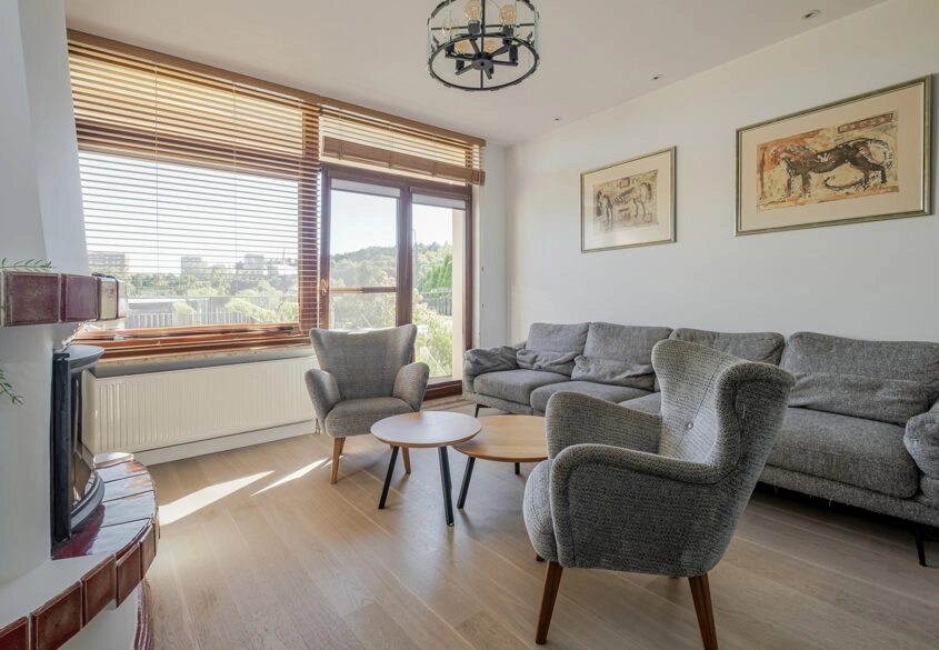 Piętro domu z pięknym ogrodem i widokiem na Morze