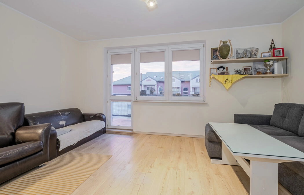 2 pokoje z oddzielną kuchnią i dużym balkonem