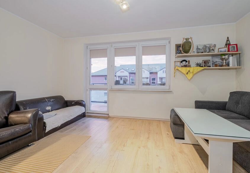 2 pokoje z oddzielną kuchnią i dużym balkonem