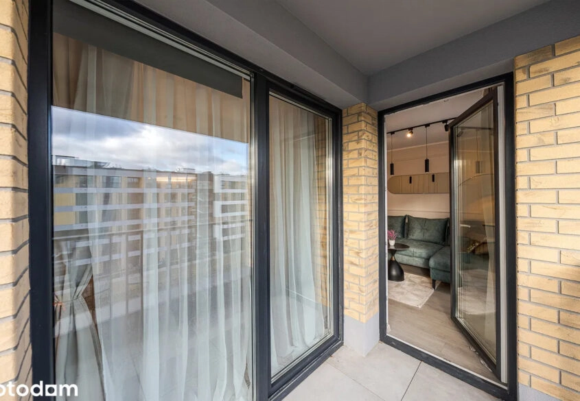 Nowe, wykończone z halą garażową i komórką.