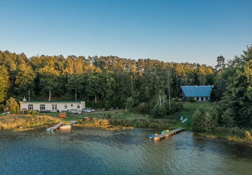 2,2 ha - ok. 300m linii brzegowej - 46 miejsc