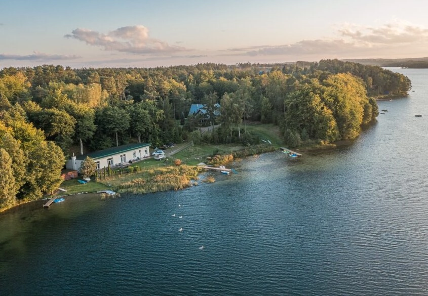 2,2 ha - ok. 300m linii brzegowej - 46 miejsc