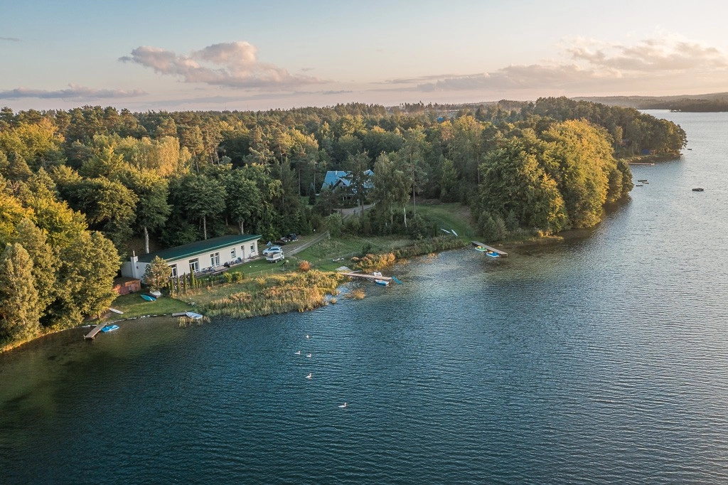 2,2 ha - ok. 300m linii brzegowej - 46 miejsc