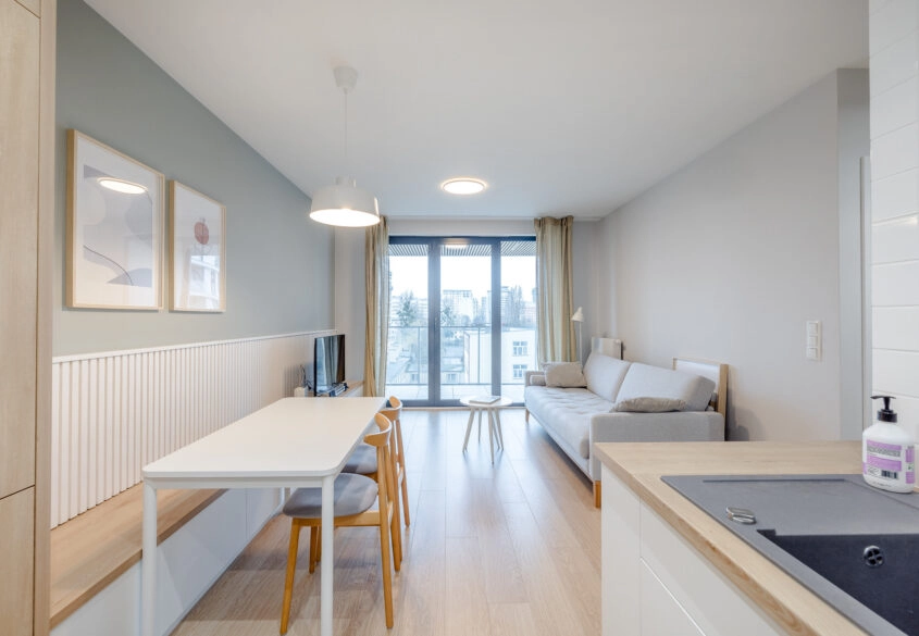 2 pokoje z balkonem, miejscem w hali i piwnicą!