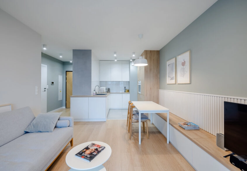 2 pokoje z balkonem, miejscem w hali i piwnicą!