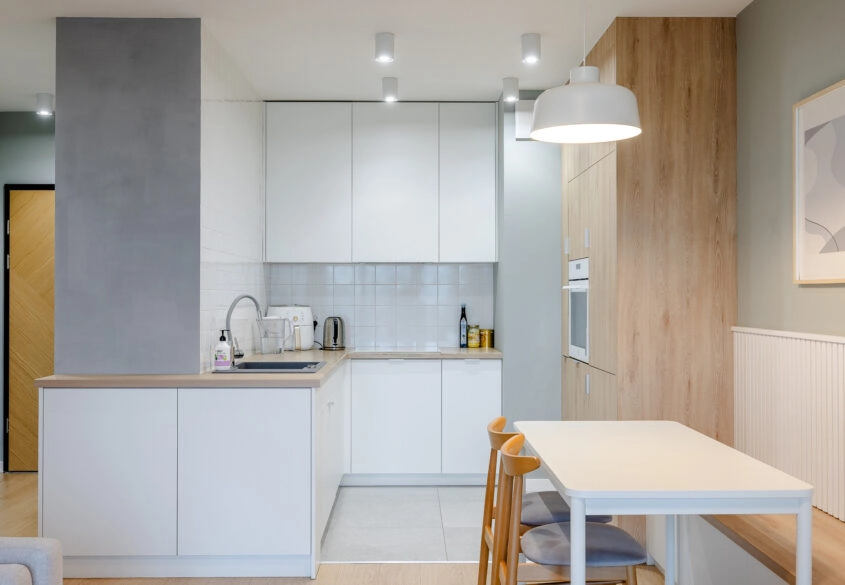 2 pokoje z balkonem, miejscem w hali i piwnicą!