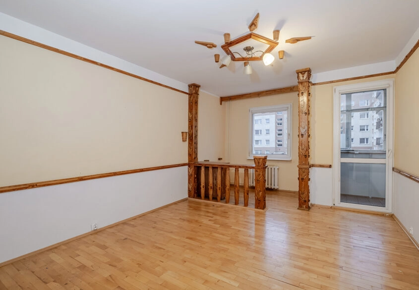 3 pokoje na 1 piętrze, Karwiny