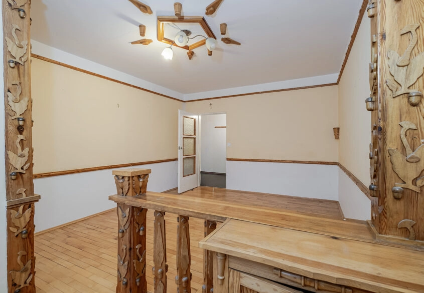 3 pokoje na 1 piętrze, Karwiny