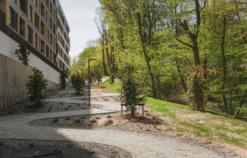 2 pokoje z miejscem w hali i komórką.