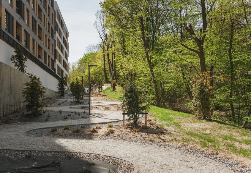 2 pokoje z miejscem w hali i komórką.