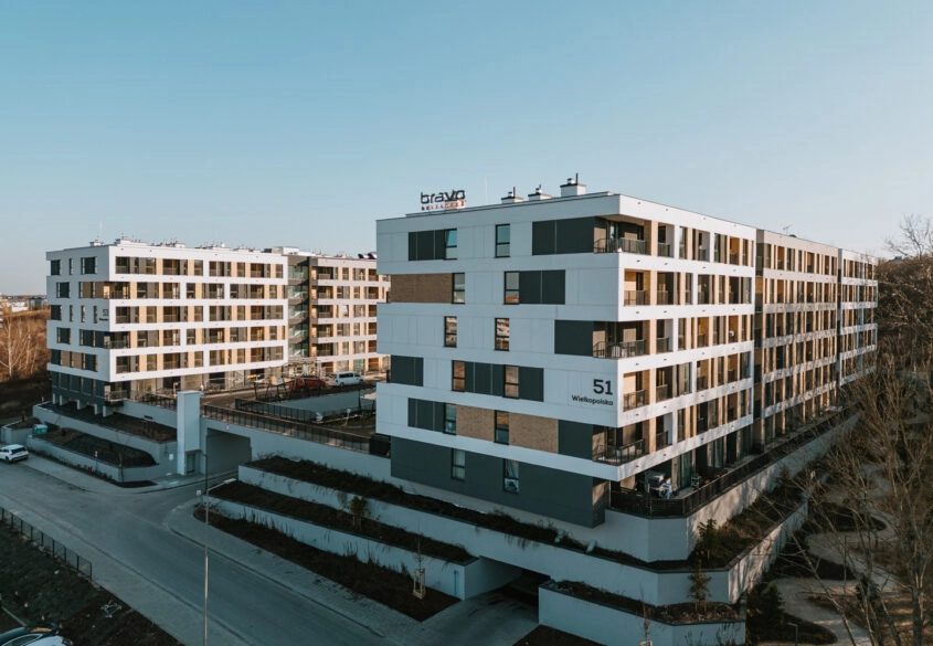 2 pokoje z miejscem w hali i komórką.