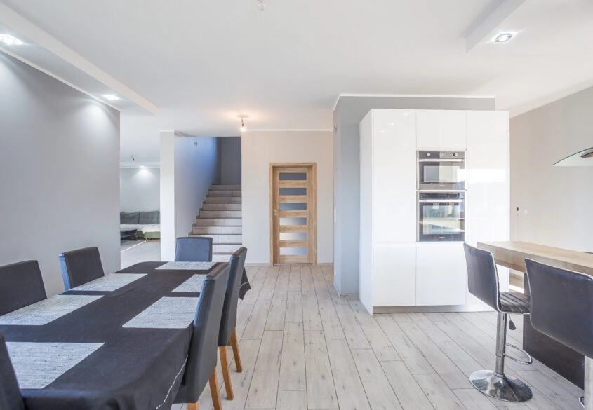 Dom z ogrodem nad morzem w miejscowości Mosty