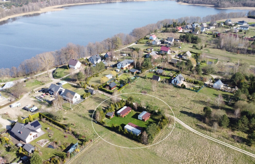 Działka blisko z jeziora z trzema domkami