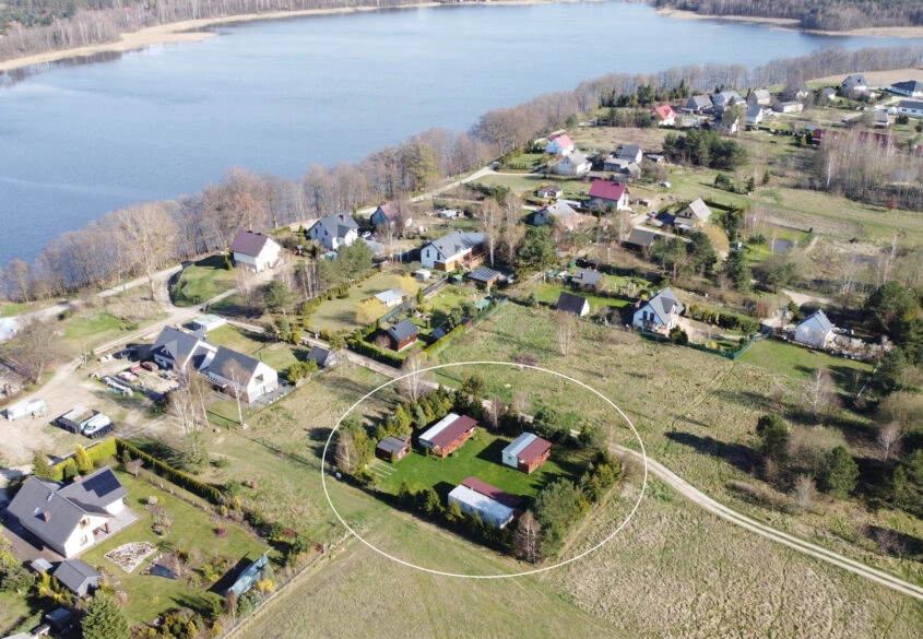 Działka blisko z jeziora z trzema domkami