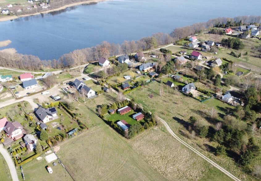 Działka blisko z jeziora z trzema domkami