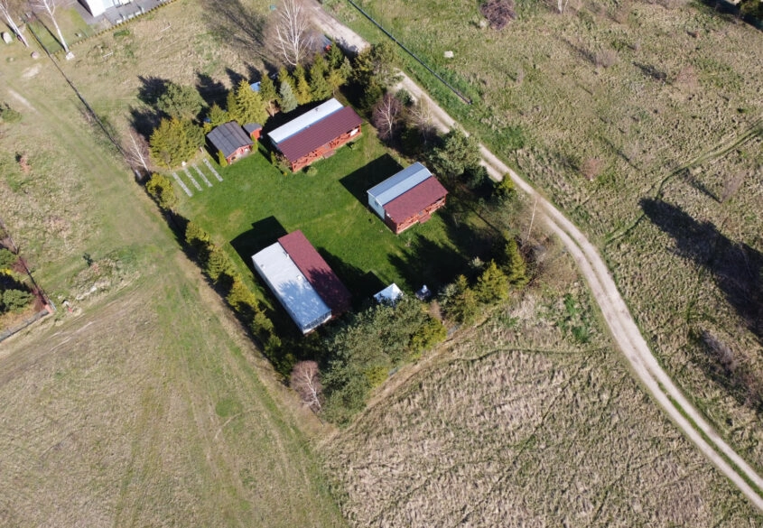 Działka blisko z jeziora z trzema domkami