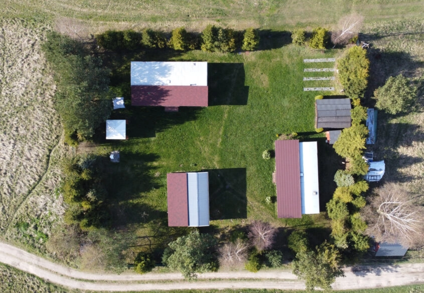 Działka blisko z jeziora z trzema domkami