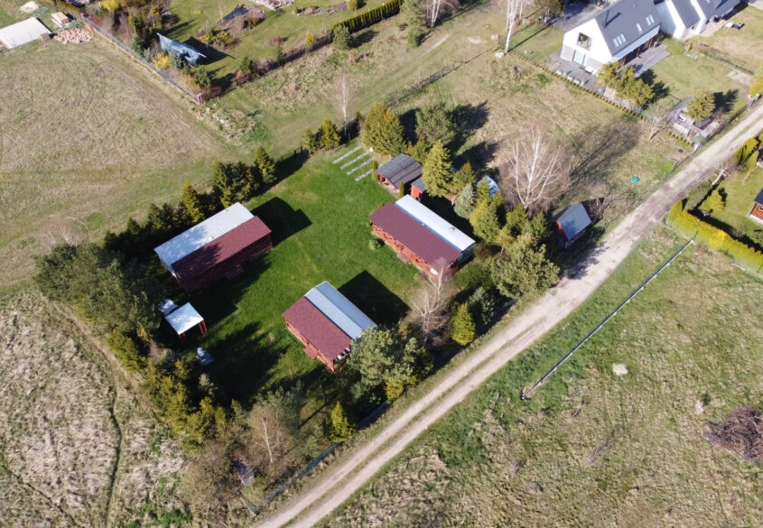 Działka blisko z jeziora z trzema domkami