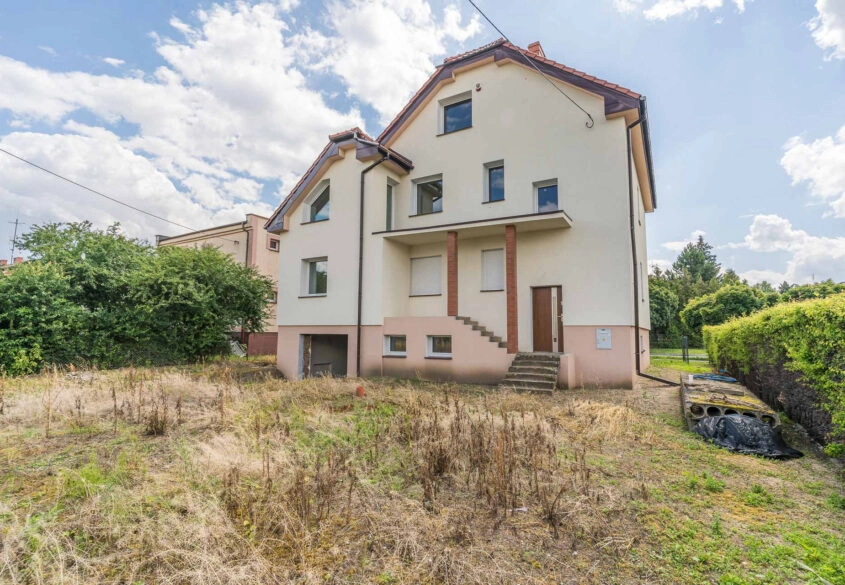 Duży dom wielorodzinny 3 piętrowy + piwnica