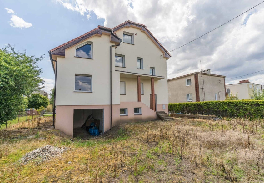 Duży dom wielorodzinny 3 piętrowy + piwnica