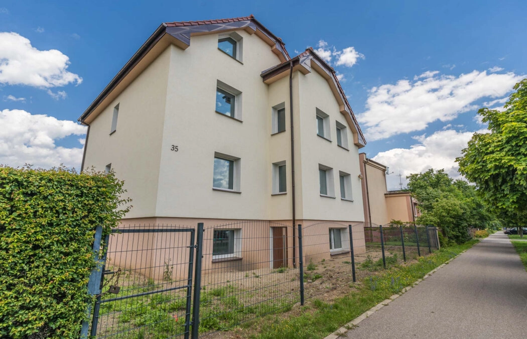 Duży dom wielorodzinny 3 piętrowy + piwnica